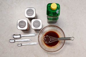 Marinade aus Gew&uuml;rzen und &Ouml;l anr&uuml;hren