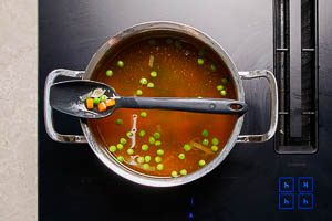 Suppeneinlage in die H&uuml;hnersuppe geben.