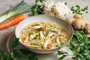 Alles zusammengeben und fertig ist deine selbstgemachte H&uuml;hnersuppe!