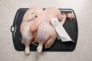 Suppenhuhn mit K&uuml;chentuch abtupfen.