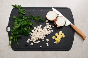 Ingwer, Petersilienwurzel, Zwiebel und Petersilie vorbereiten.