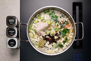 Gew&uuml;rze mit in den Topf geben und k&ouml;cheln lassen.