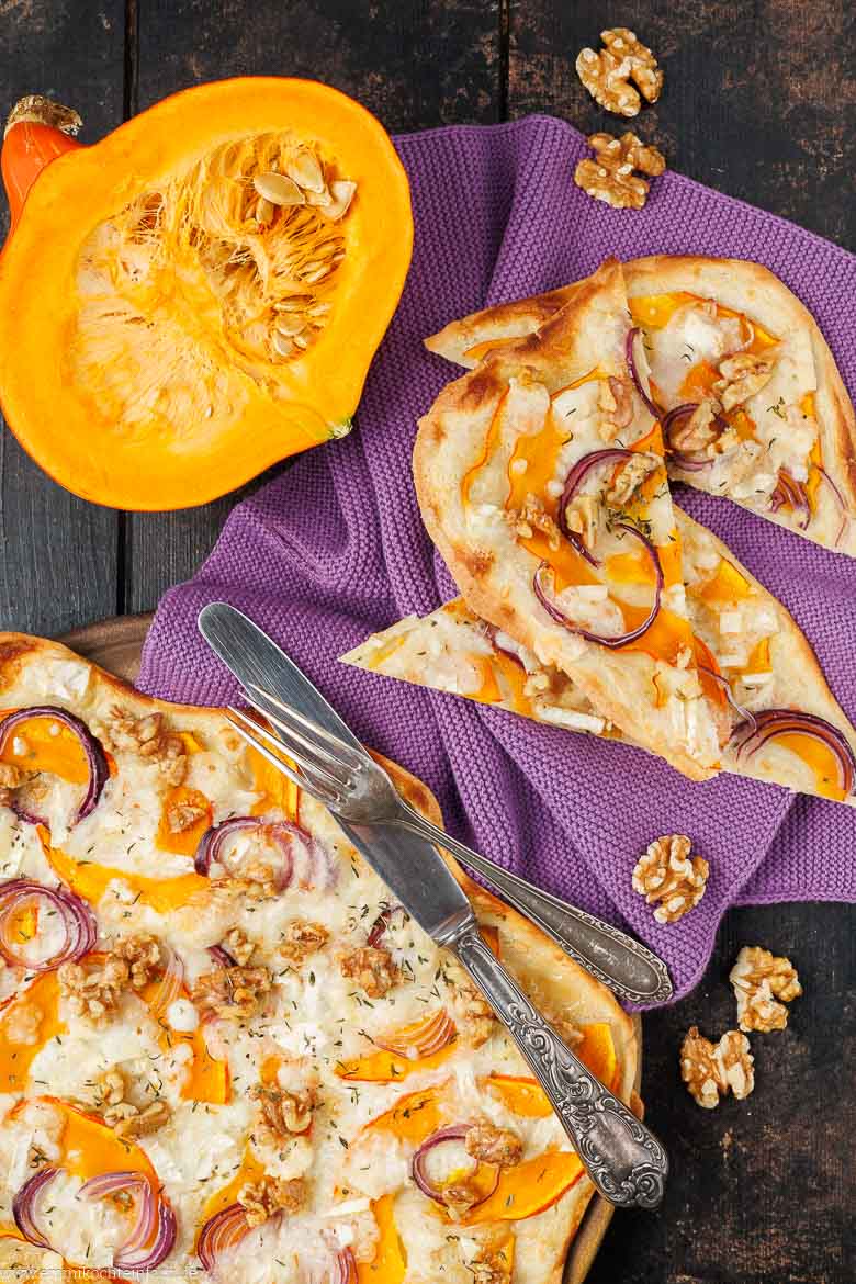Herbstlicher K&uuml;rbis-Flammkuchen mit Waln&uuml;ssen und Hon