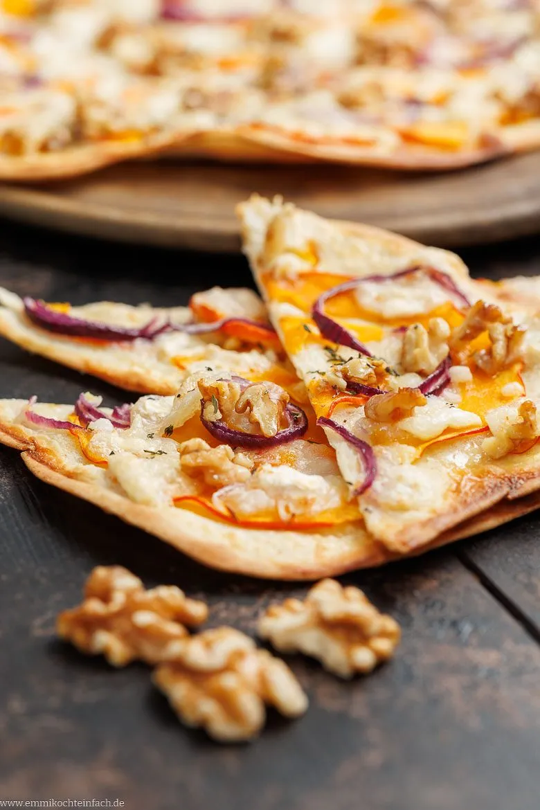 Flammkuchen mit K&uuml;rbis und Ziegenk&auml;se