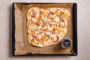 K&uuml;rbis-Flammkuchen mit Thymian verfeinern
