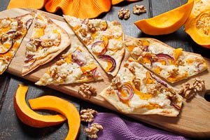 Fertigen K&uuml;rbis-Flammkuchen warm oder kalt servieren
