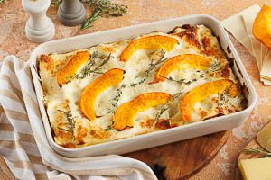K&uuml;rbislasagne warm servieren und genie&szlig;en