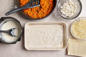 B&eacute;chamelsauce schichten