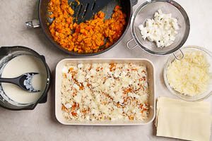 K&auml;se in die K&uuml;rbislasagne schichten