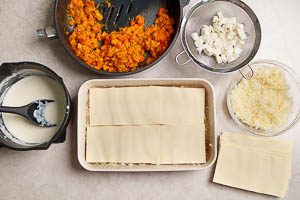 Lasagneplatten in die K&uuml;rbislasagne schichten