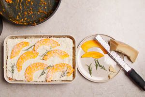 Lasagne mit B&eacute;chamelsauce und Hokkaido-K&uuml;rbisscheiben abschlie&szlig;en