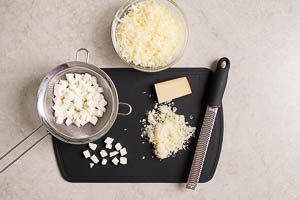 K&auml;sesorten f&uuml;r die Lasagne vorbereiten