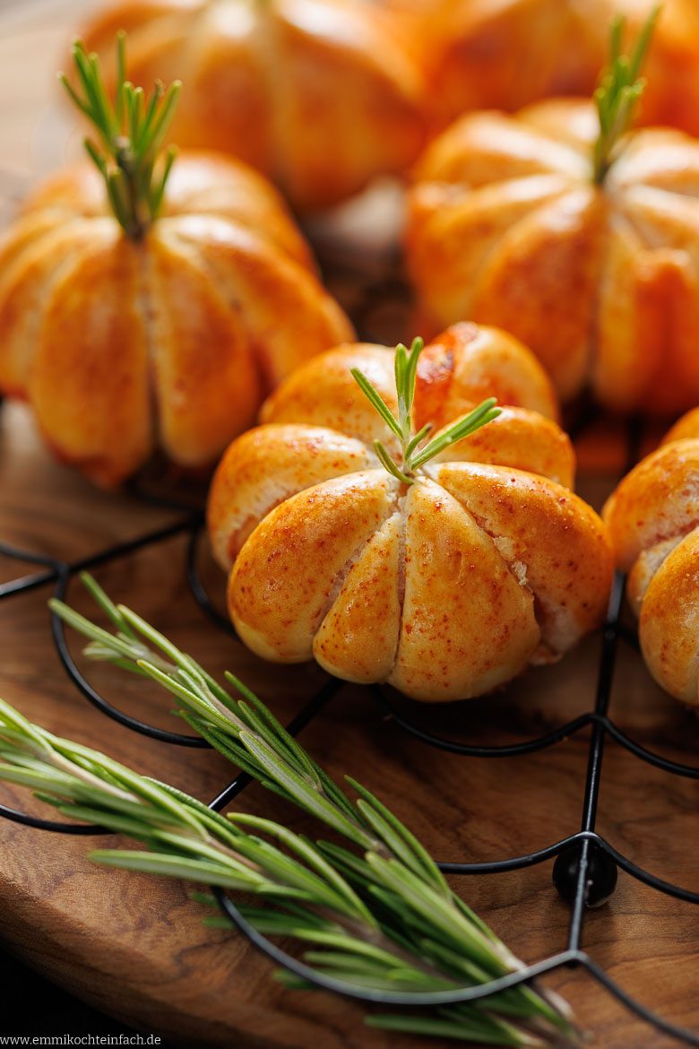 K&uuml;rbis-Pizzabr&ouml;tchen mit Tomatenso&szlig;e und Mozzarella