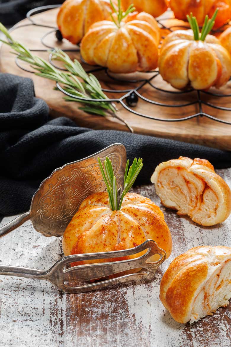 Gef&uuml;llte Pizzabr&ouml;tchen als leckerer Halloween-Snack