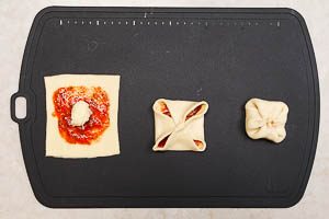 Bestrichene Pizzateig-Quadrate zu Br&ouml;tchen formen