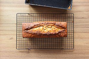 Kuchen aus der Form lösen und auskühlen lassen