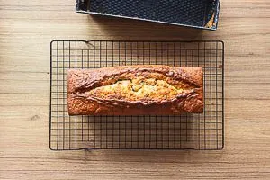 Kuchen aus der Form l&ouml;sen und ausk&uuml;hlen lassen