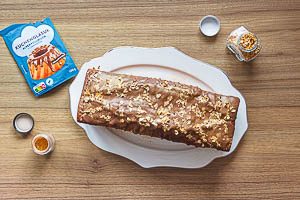Glasur schmelzen und auf den Kuchen geben, dann mit Goldflocken verzieren