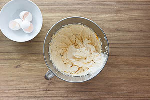 Eier dazugeben und verrühren