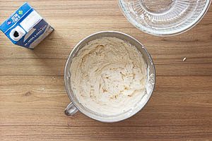 Mehlmischung und Milch mit Zucker und Butter verrühren