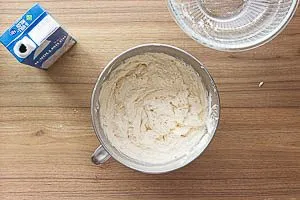 Mehlmischung und Milch mit Zucker und Butter verr&uuml;hren