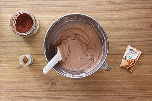 Restlichen Teig mit Zimt, Kakao und Lebkuchengewürz vermengen