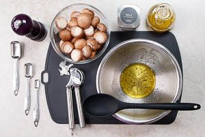 Champignons mit Oliven&ouml;l und Gew&uuml;rzen vermengen