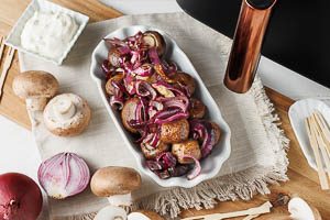 Hei&szlig;e Champignons mit aromatischer Knoblauchso&szlig;e servieren