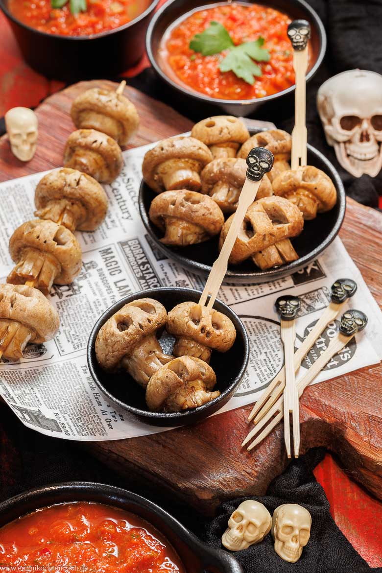 Halloween-Champignons in Totenkopf-Optik