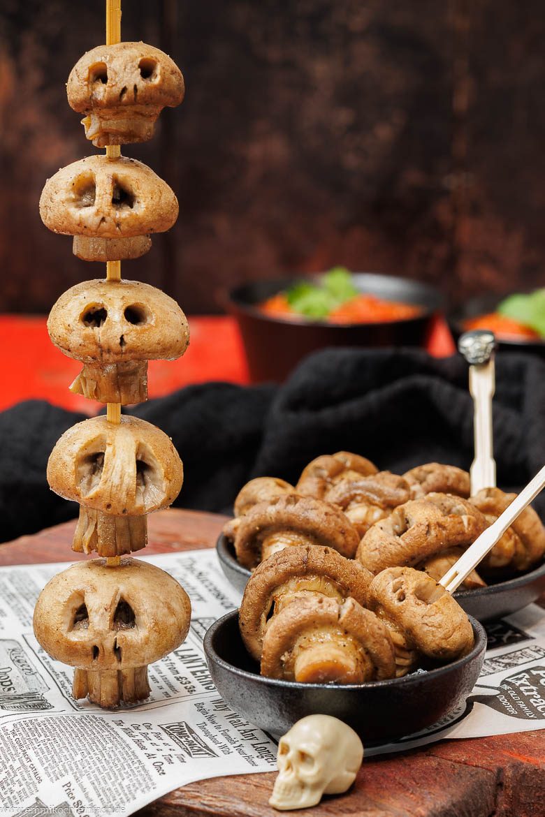 Kleine Totenk&ouml;pfe auf Pilzen mit Salsa-Dip