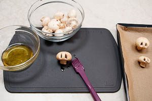 Champignons bepinseln und auf Blech geben
