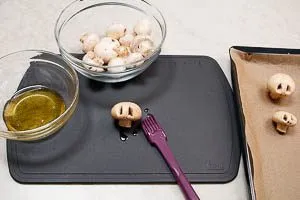 Champignons bepinseln und auf Blech geben