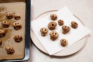 Totenk&ouml;pfe auf K&uuml;chenpapier abtropfen lassen