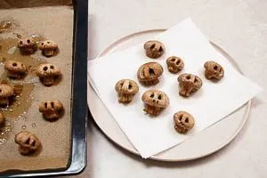 Totenköpfe auf Küchenpapier abtropfen lassen