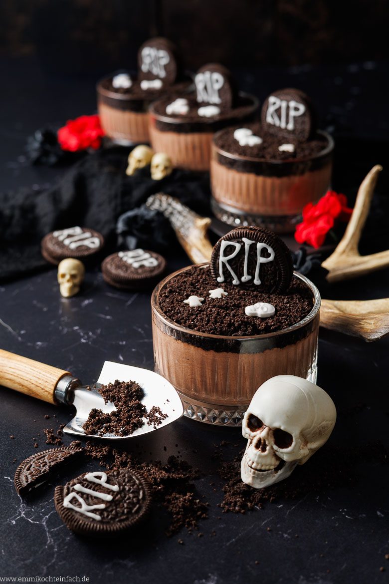 Halloween-Schichtdessert im Friedhof-Stil