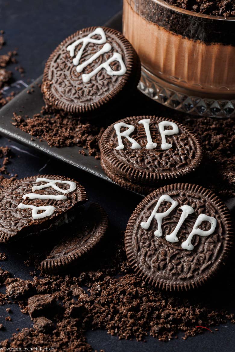 Zutaten für ein Halloween-Dessert im Glas