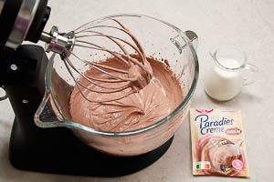 Schokoladencreme mit Vollmilch anrühren