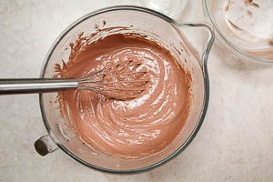 Separat aufgeschlagene Sahne unter die Schokocreme heben