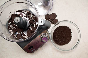 Oreo-Kekse im Mixer oder händisch zerkleinern