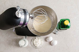 Eier, Pflanzen&ouml;l, Schmand und Milch verr&uuml;hren