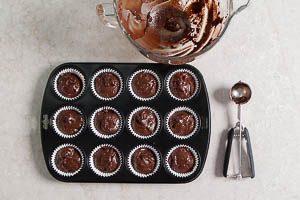 Teig in die Muffinf&ouml;rmchen f&uuml;llen
