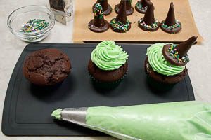 Frosting auf den Muffin geben mit mit Hexenhut verzieren
