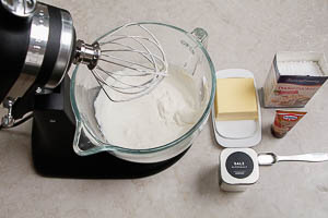 Butter mit Vanillezucker, Vanilleextrakt und Salz vermengen f&uuml;r das Frosting