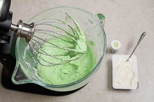 Frischk&auml;se hinzuf&uuml;gen und Frosting einf&auml;rben