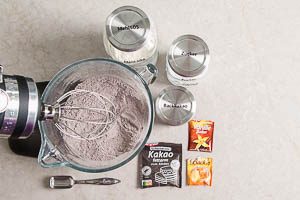 Mehl,&nbsp;Zucker, Backkakao, schwarzer Backkakao,&nbsp;Backpulver, Bourbon&nbsp;Vanillezucker vermengen