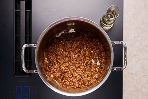 Maronen mit Wei&szlig;wein abl&ouml;schen
