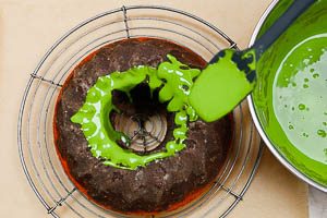 Zuckerguss auf den Kuchen geben.