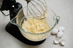 Eier unter den Marmorkuchen-Teig rühren.