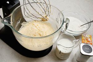 Milch, Mehl, Backpulver und Salz hinzugeben.