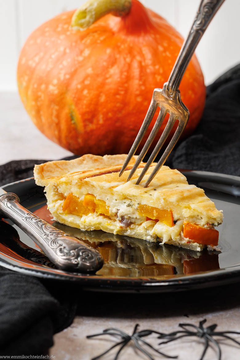 Halloween-Quiche mit K&uuml;rbisf&uuml;llung
